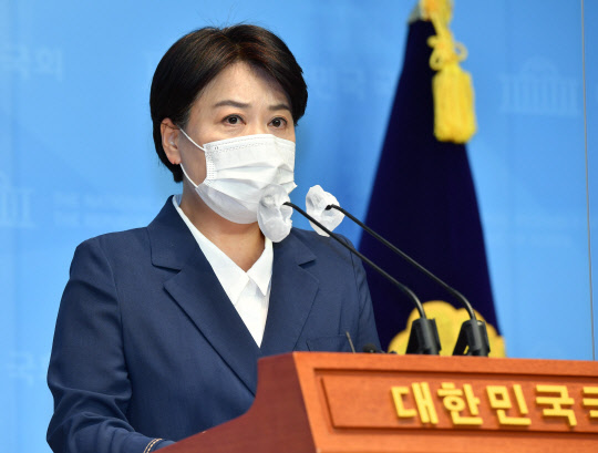 윤희숙 국민의힘 의원이 사퇴안을 제출했지만 여야는 사퇴안 처리를 두고 공을 미루고 있다. 지난  27일 기자회견하는 윤 의원. 연합뉴스